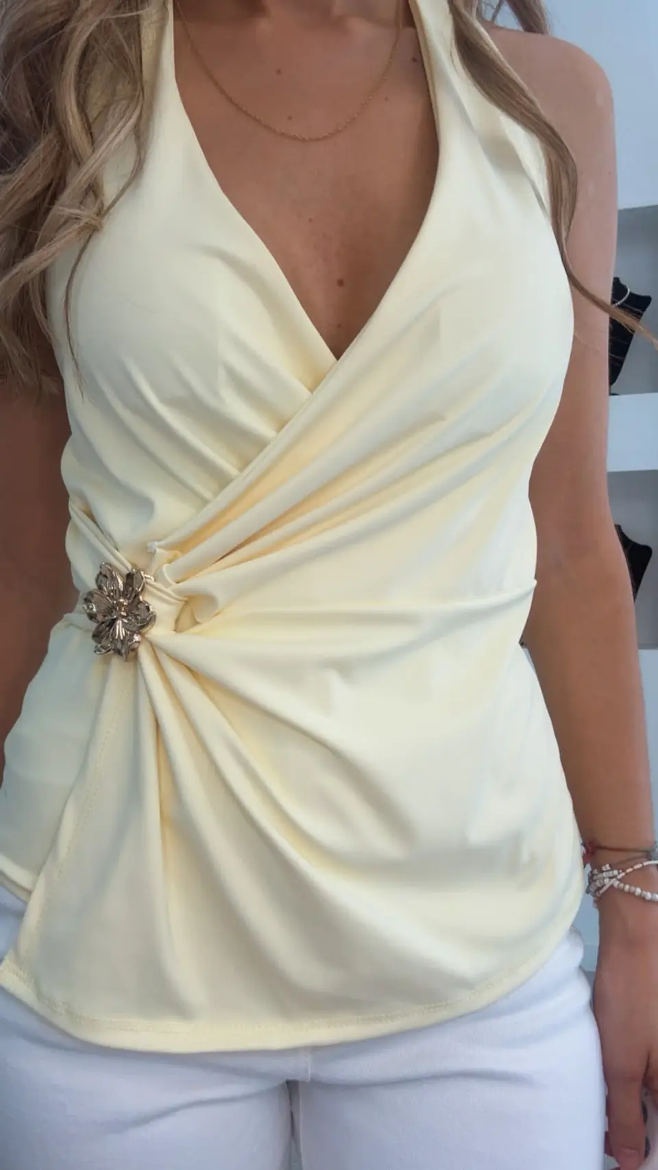 Blusa sem costas com copa e detalhe de flor dourada - TU 7