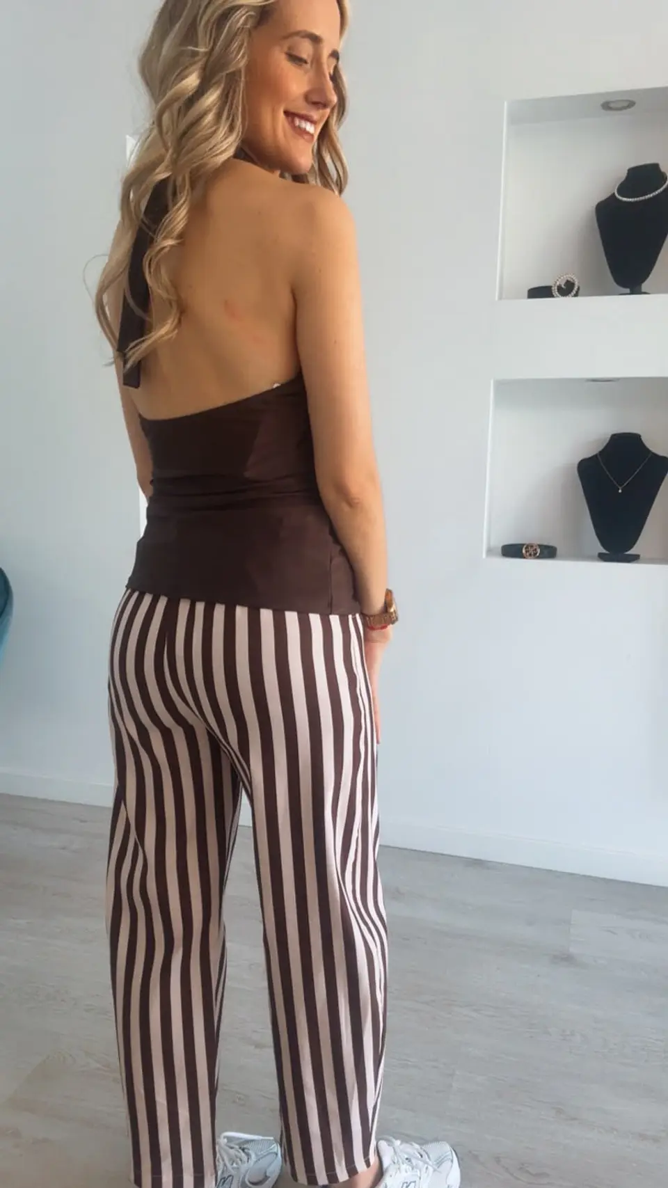 Blusa sem costas com copa e detalhe de flor dourada - TU 10