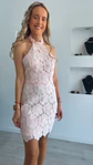 Vestido em renda com detalhe de flores e costas abertas - vignette 8