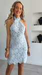 Vestido em renda com detalhe de flores e costas abertas - vignette 3