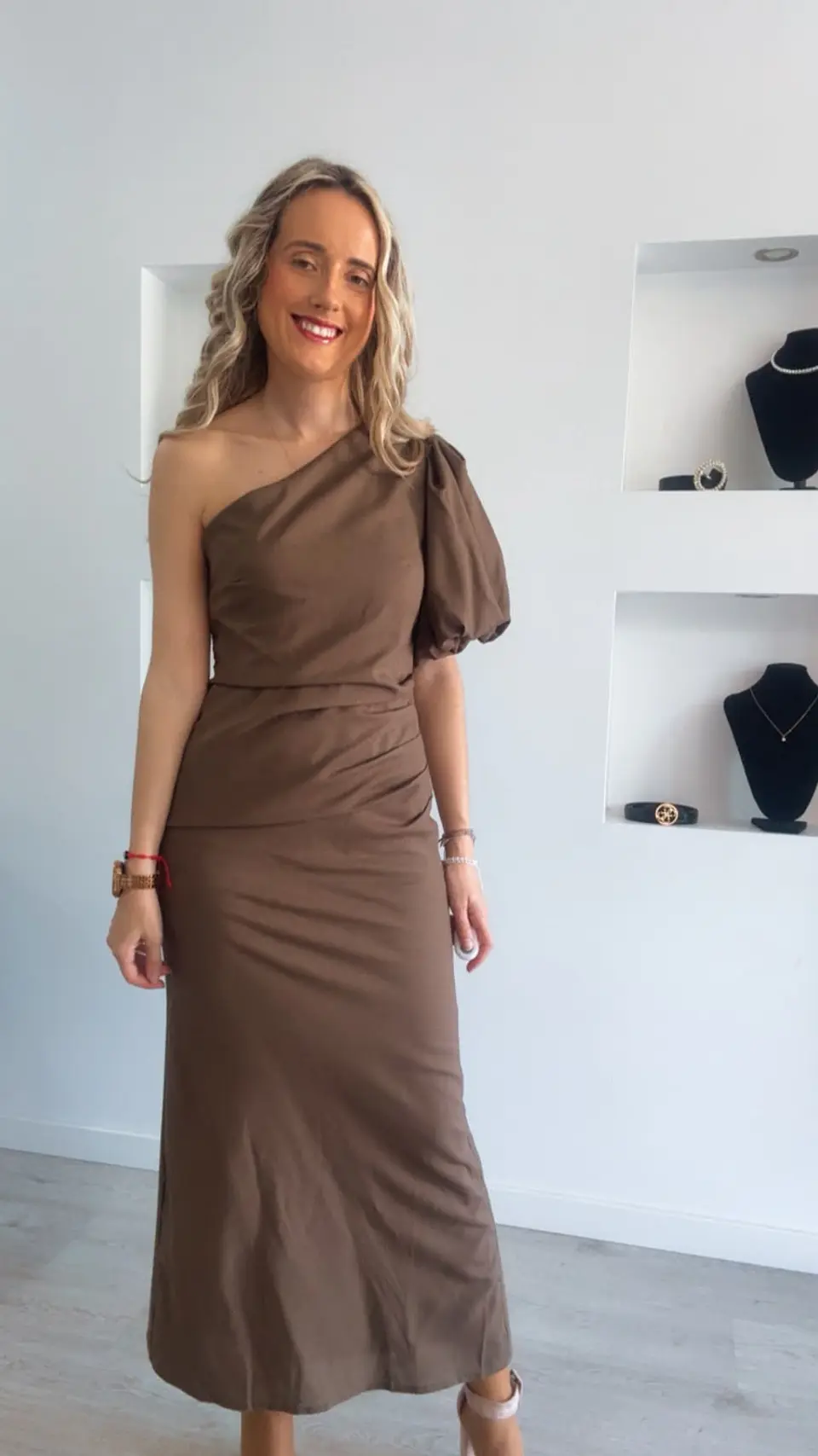 Vestido em linho com detalhe de manga balão 1
