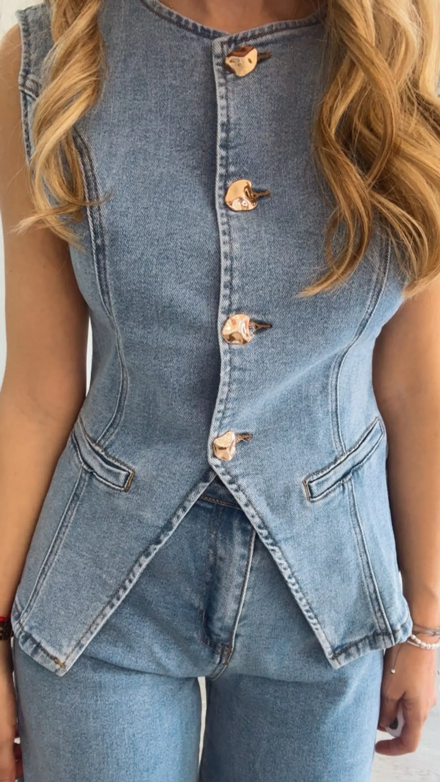 Conjunto de colete e calça em ganga 6