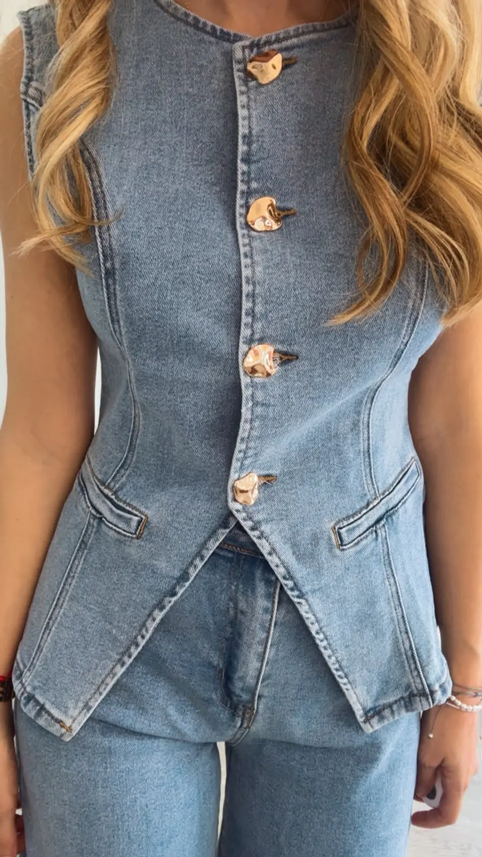 Conjunto de colete e calça em ganga 6