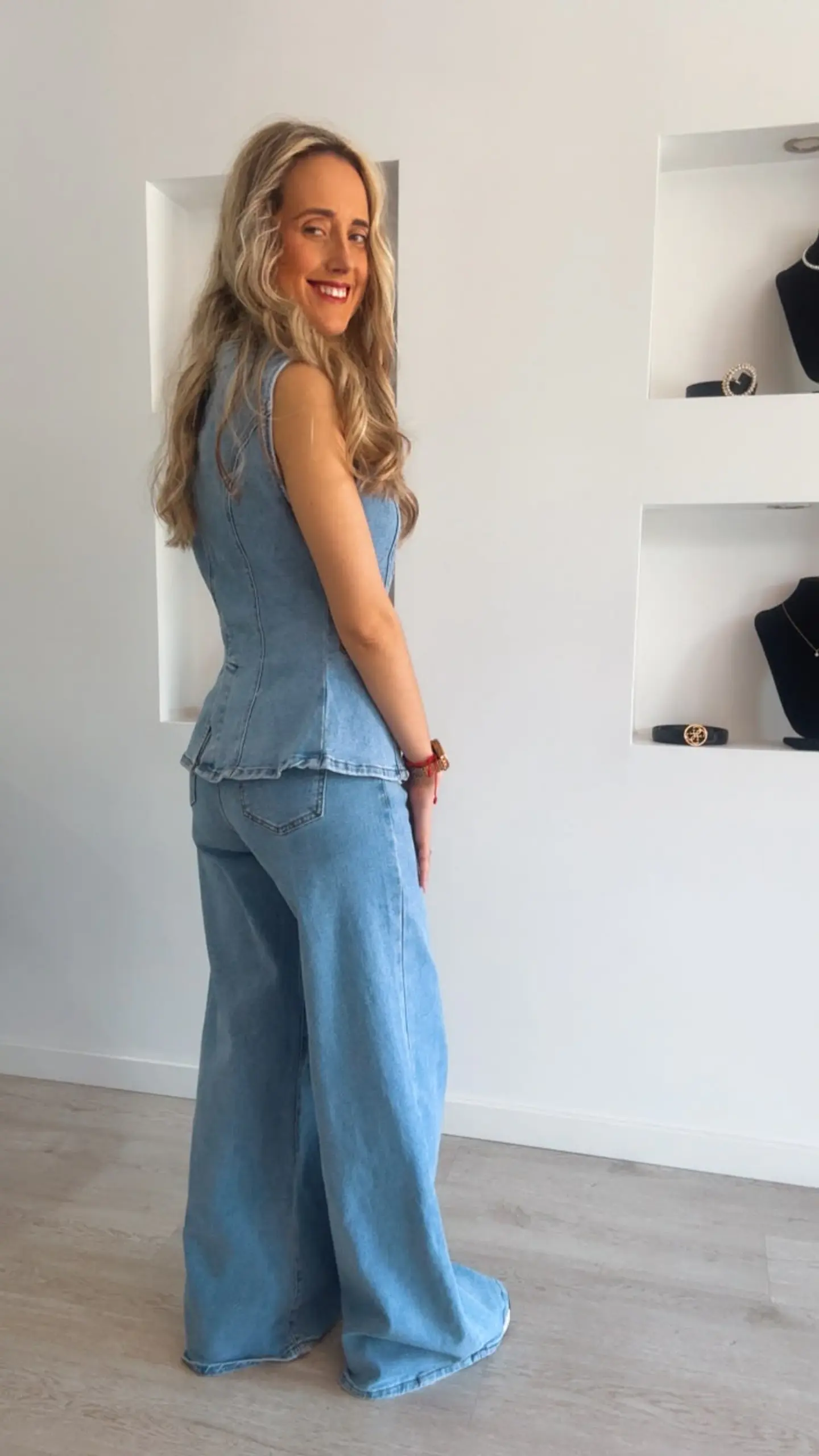 Conjunto de colete e calça em ganga 8