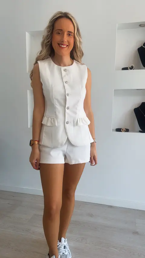 Conjunto de colete e calção com folhos