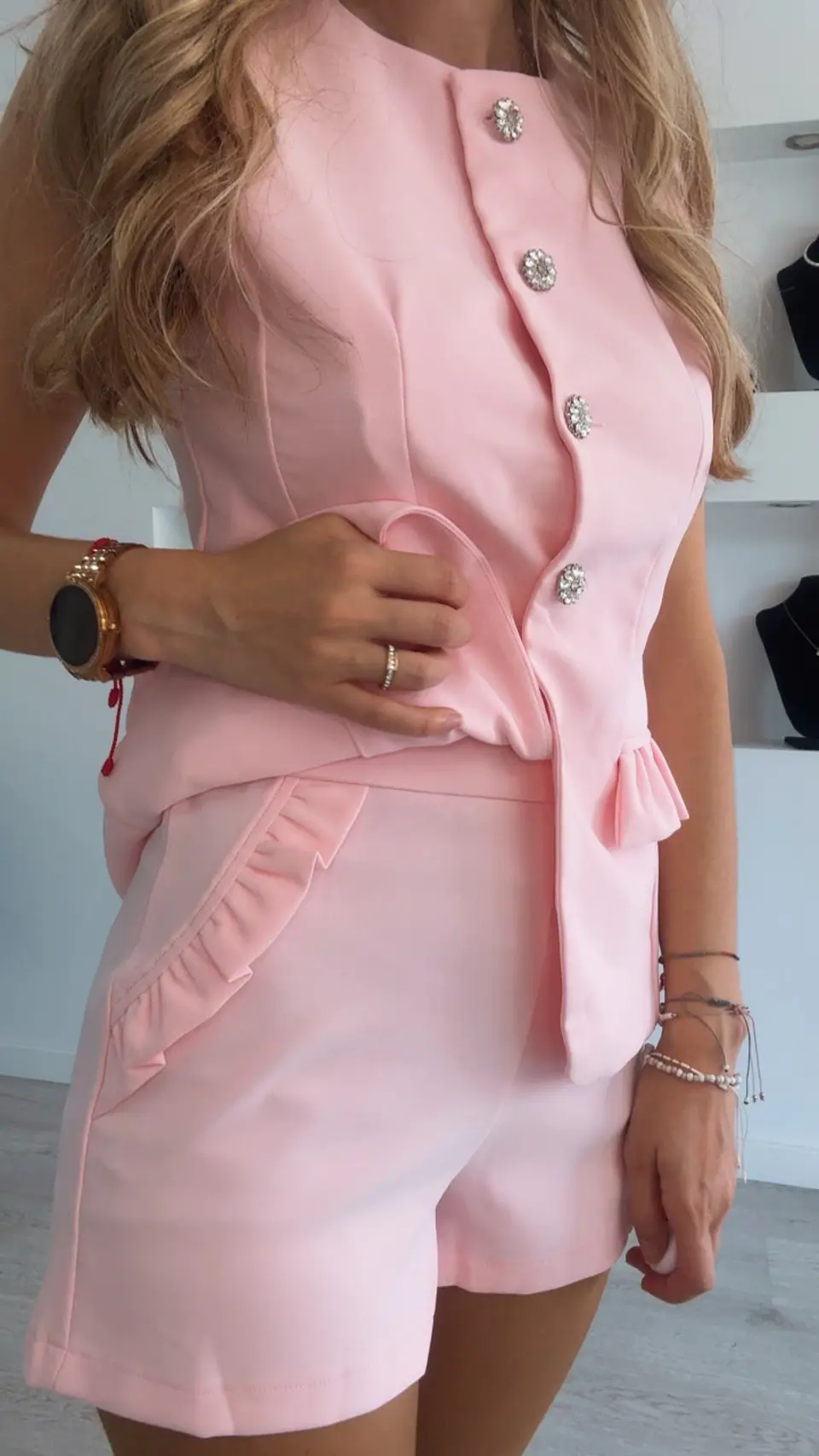 Conjunto de colete e calção com folhos 8