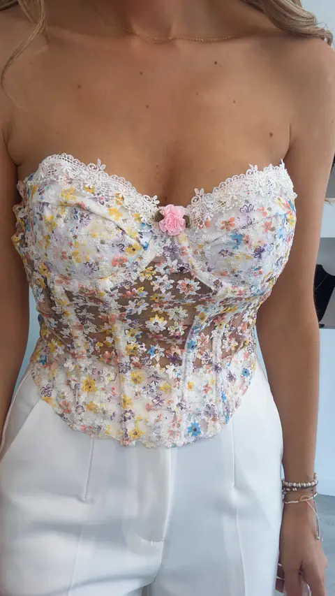 Corpete com transparências e flores