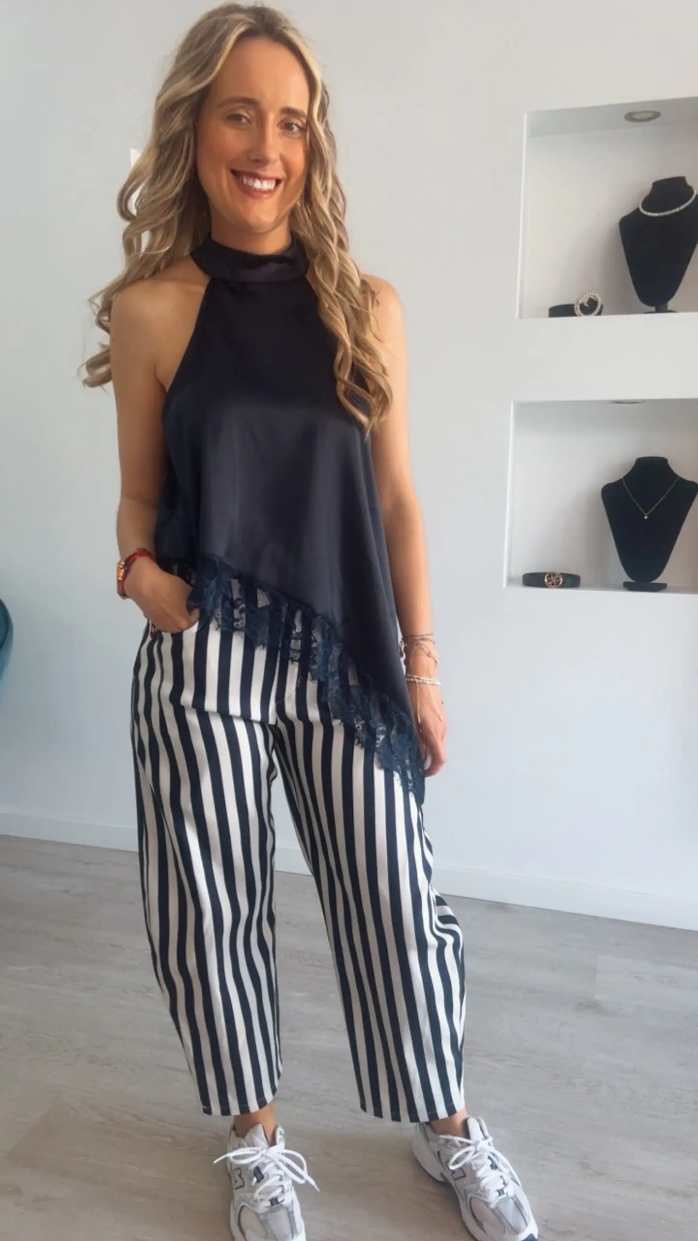 Blusa em cetim assimétrica com detalhes em renda - TU 5