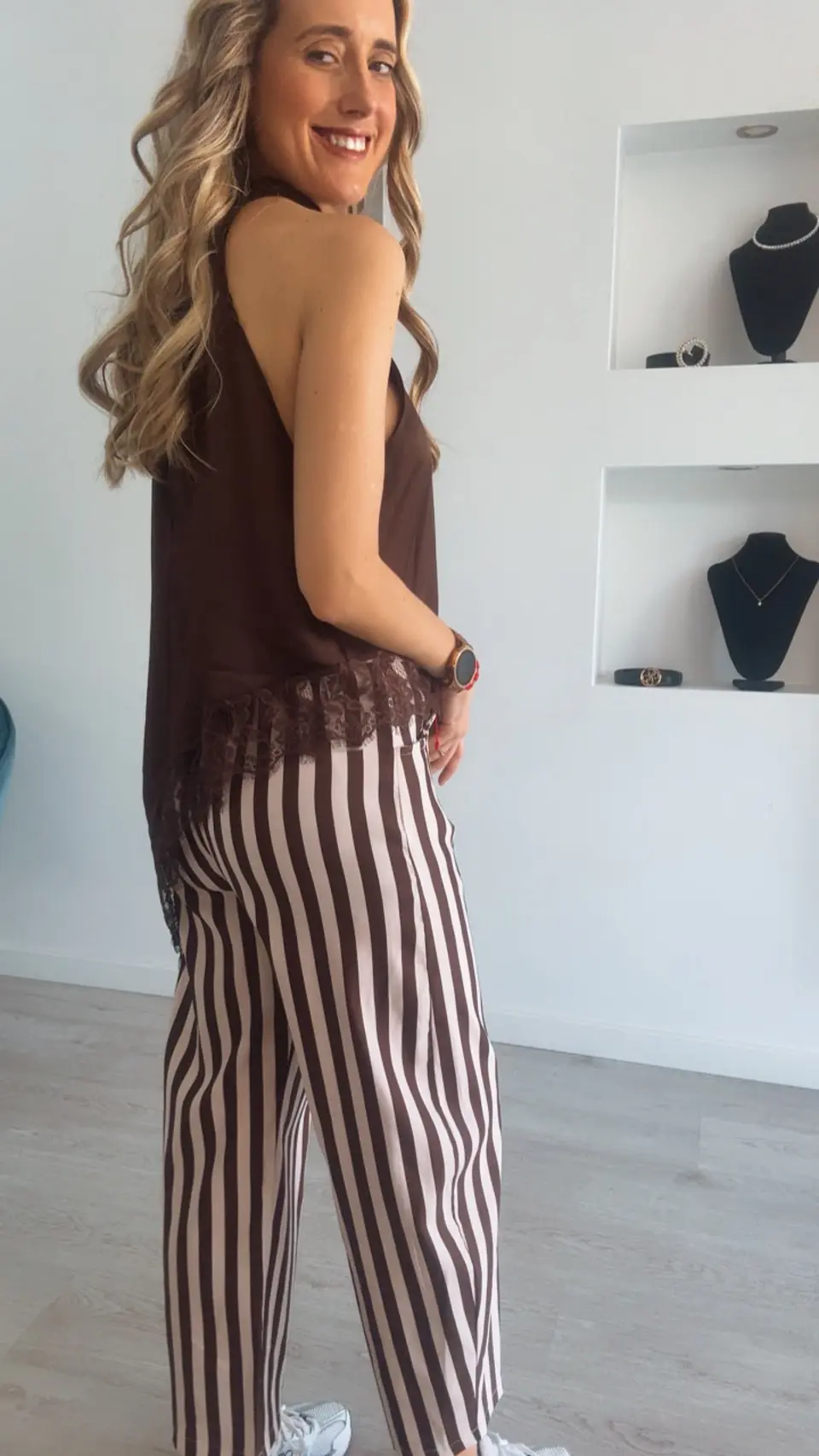 Blusa em cetim assimétrica com detalhes em renda - TU 8