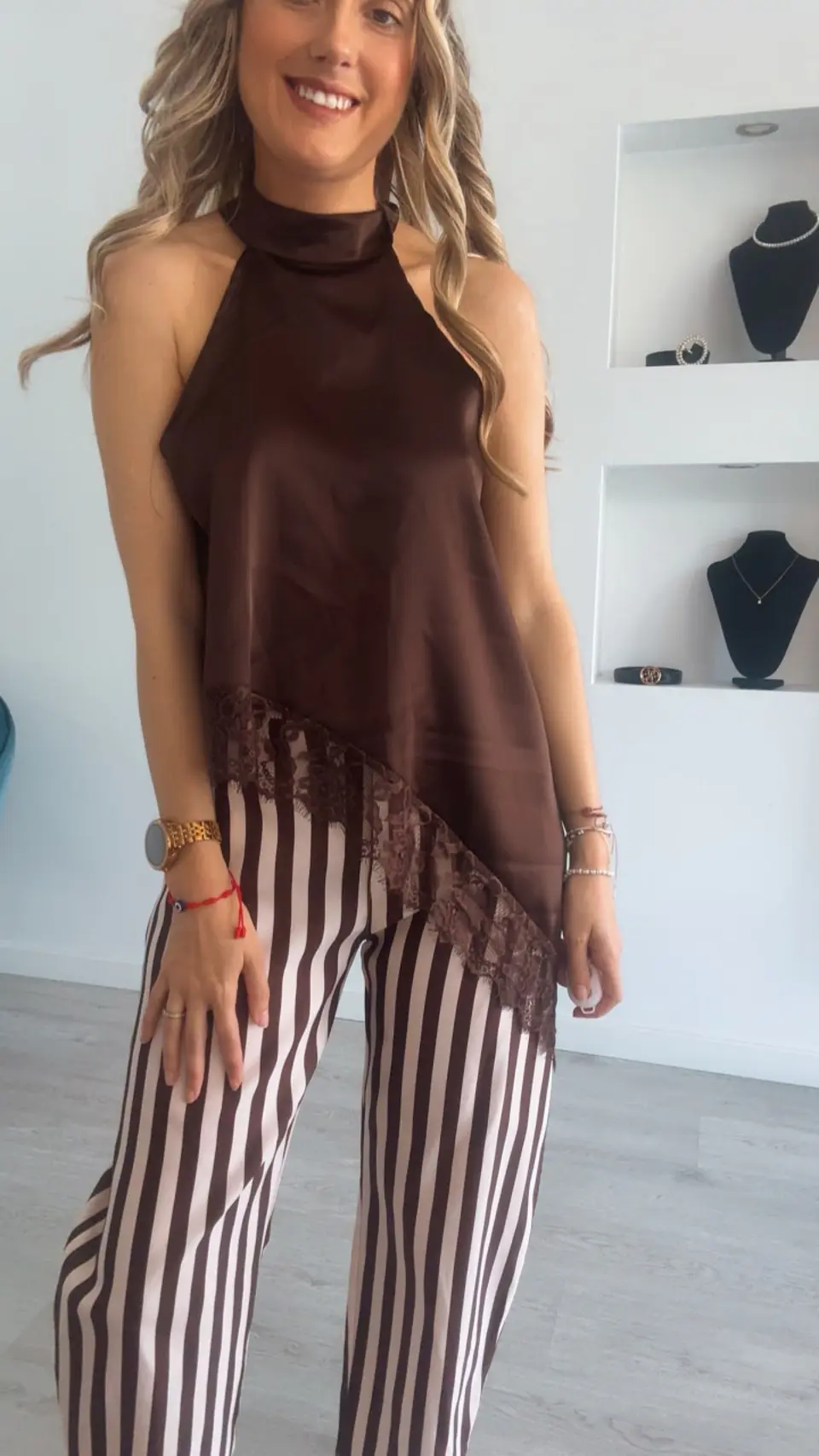 Blusa em cetim assimétrica com detalhes em renda - TU 7