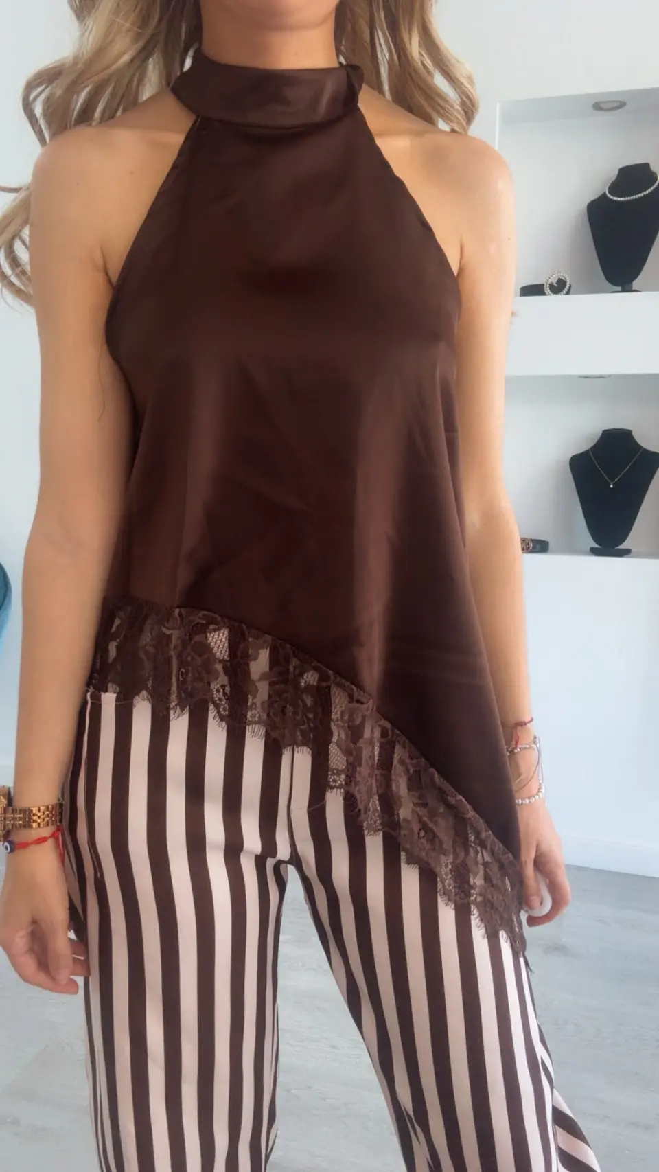 Blusa em cetim assimétrica com detalhes em renda - TU 10