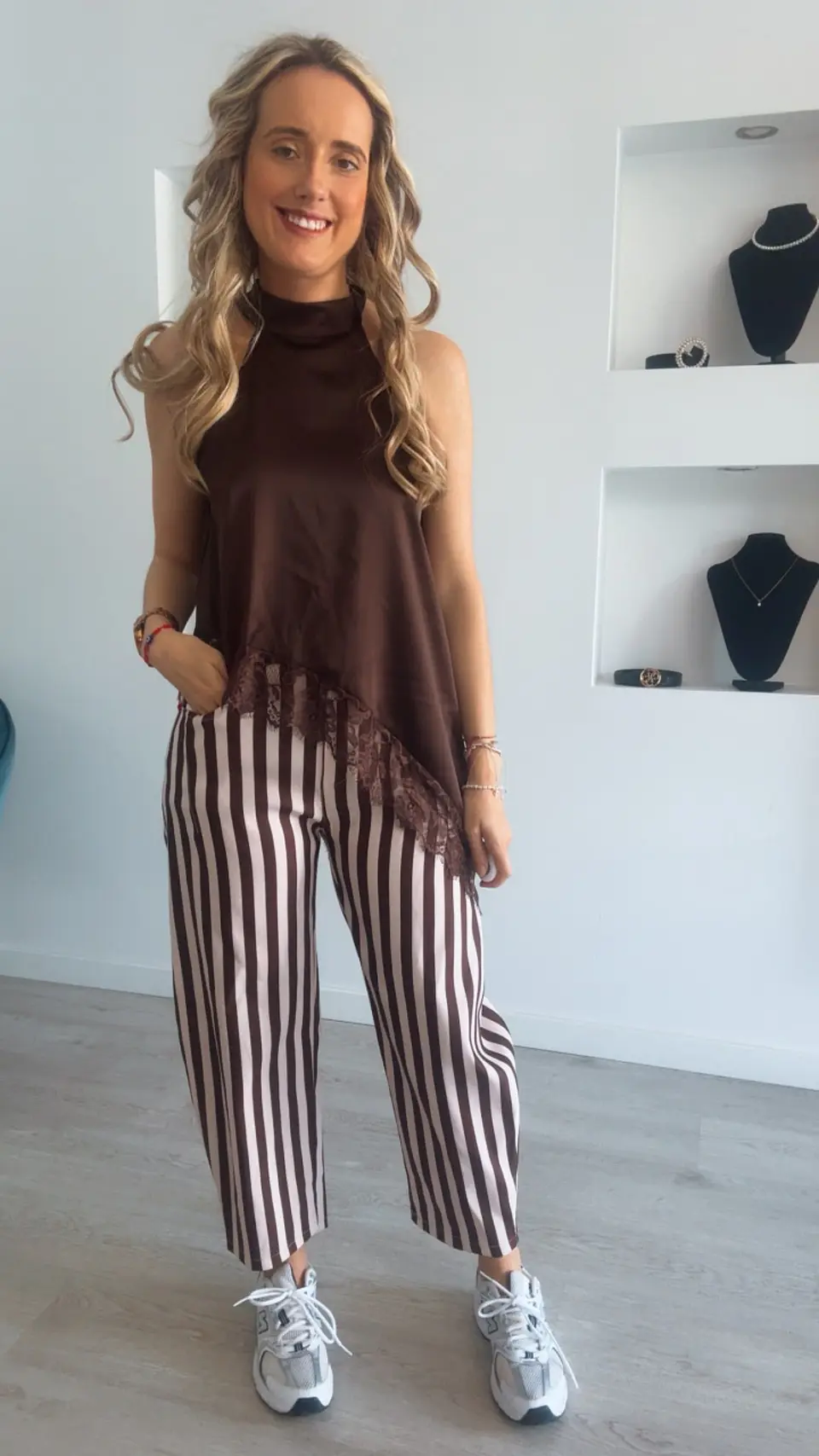 Blusa em cetim assimétrica com detalhes em renda - TU 9