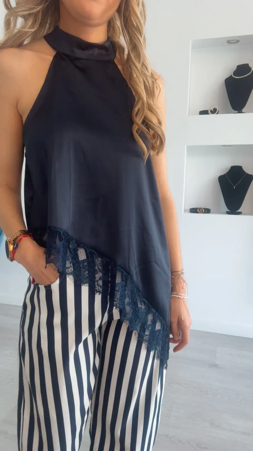Blusa em cetim assimétrica com detalhes em renda - TU 6