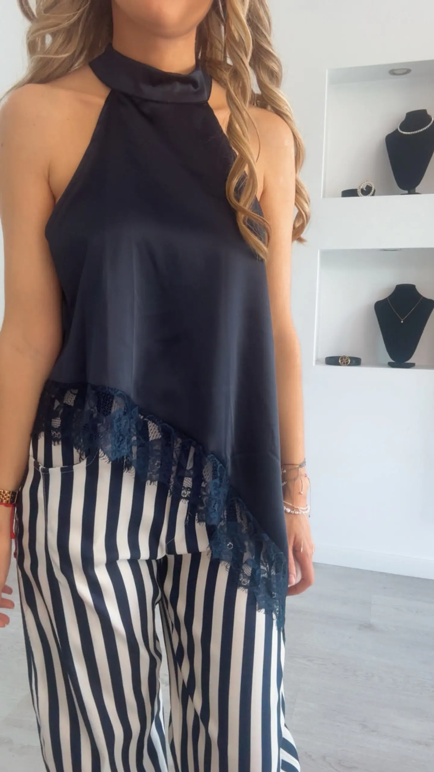 Blusa em cetim assimétrica com detalhes em renda - TU 3