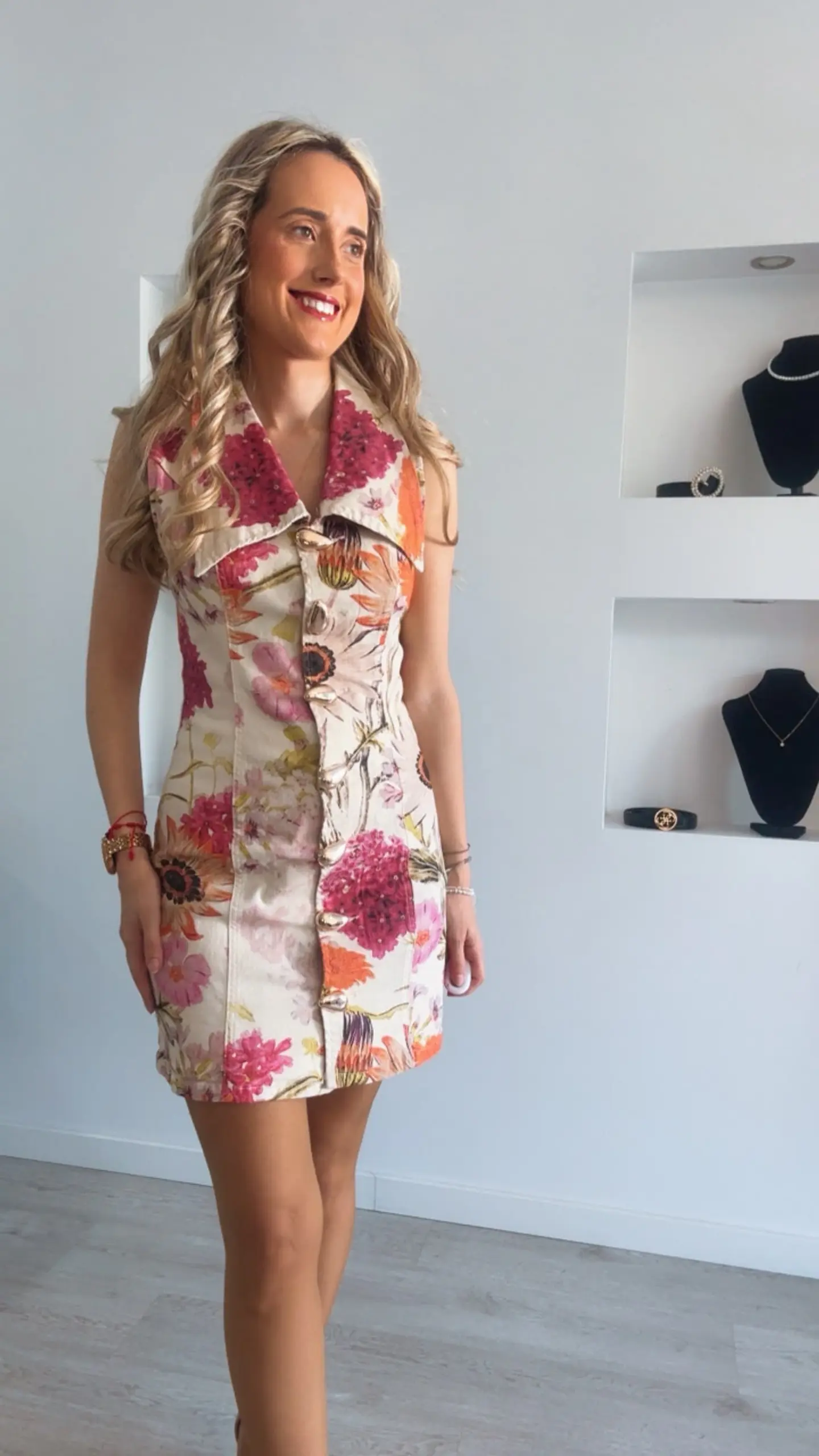 Vestido estampado com gola e botões dourados 1