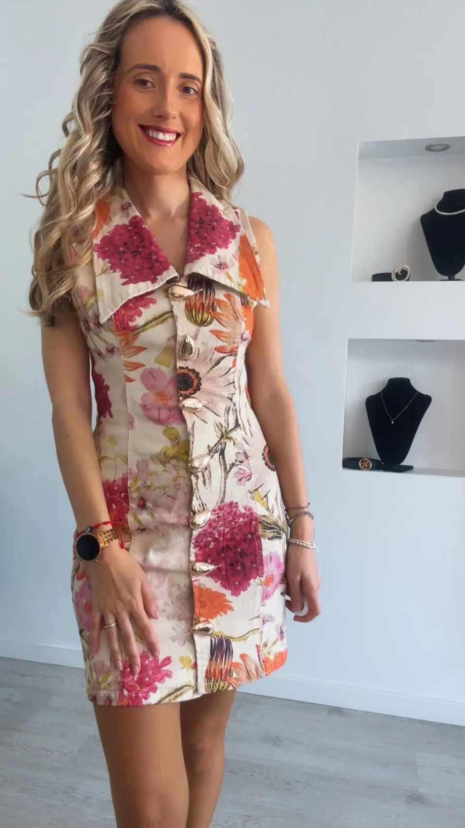 Vestido estampado com gola e botões dourados 7