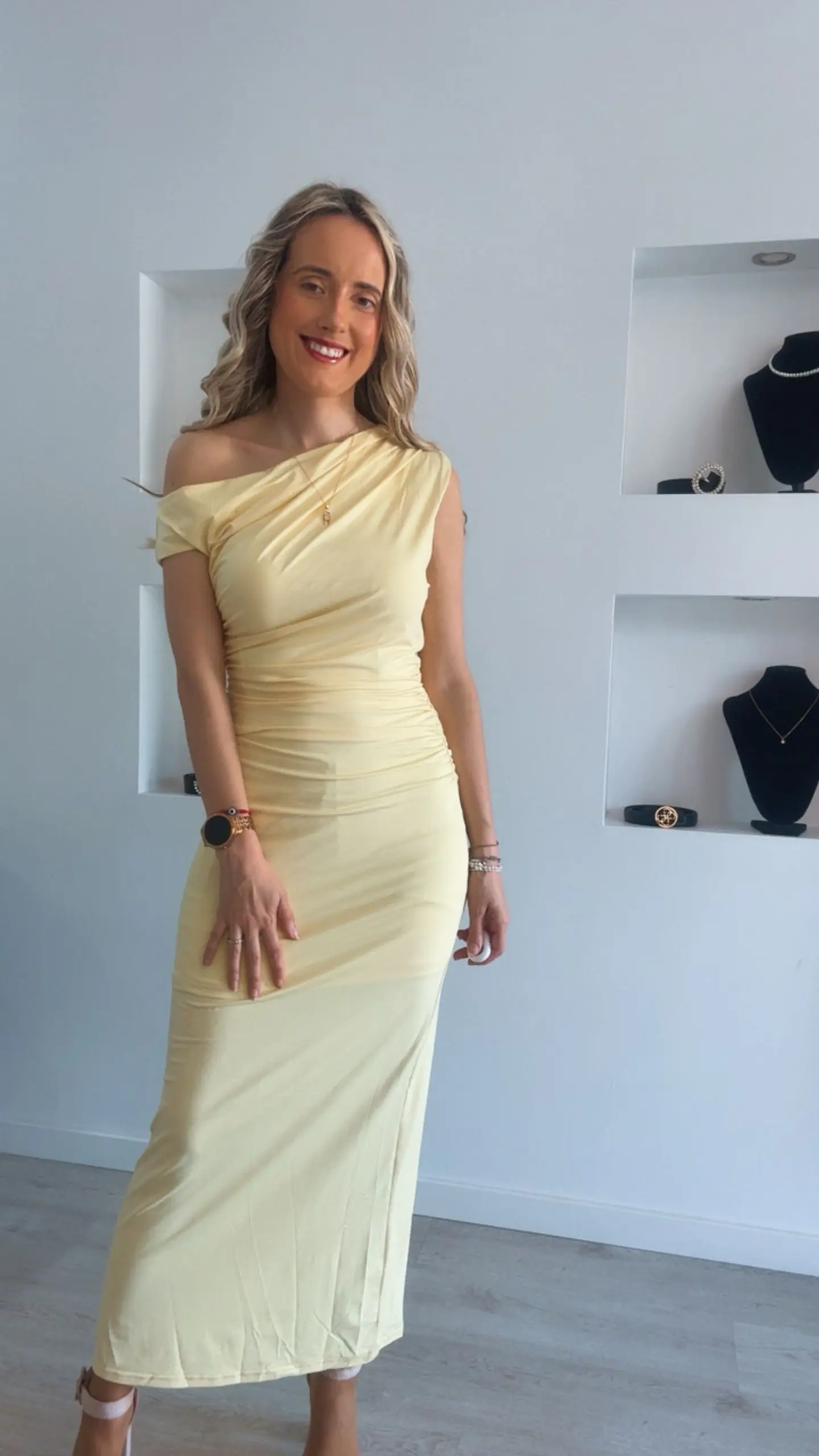 Vestido justo com manga descaída 3