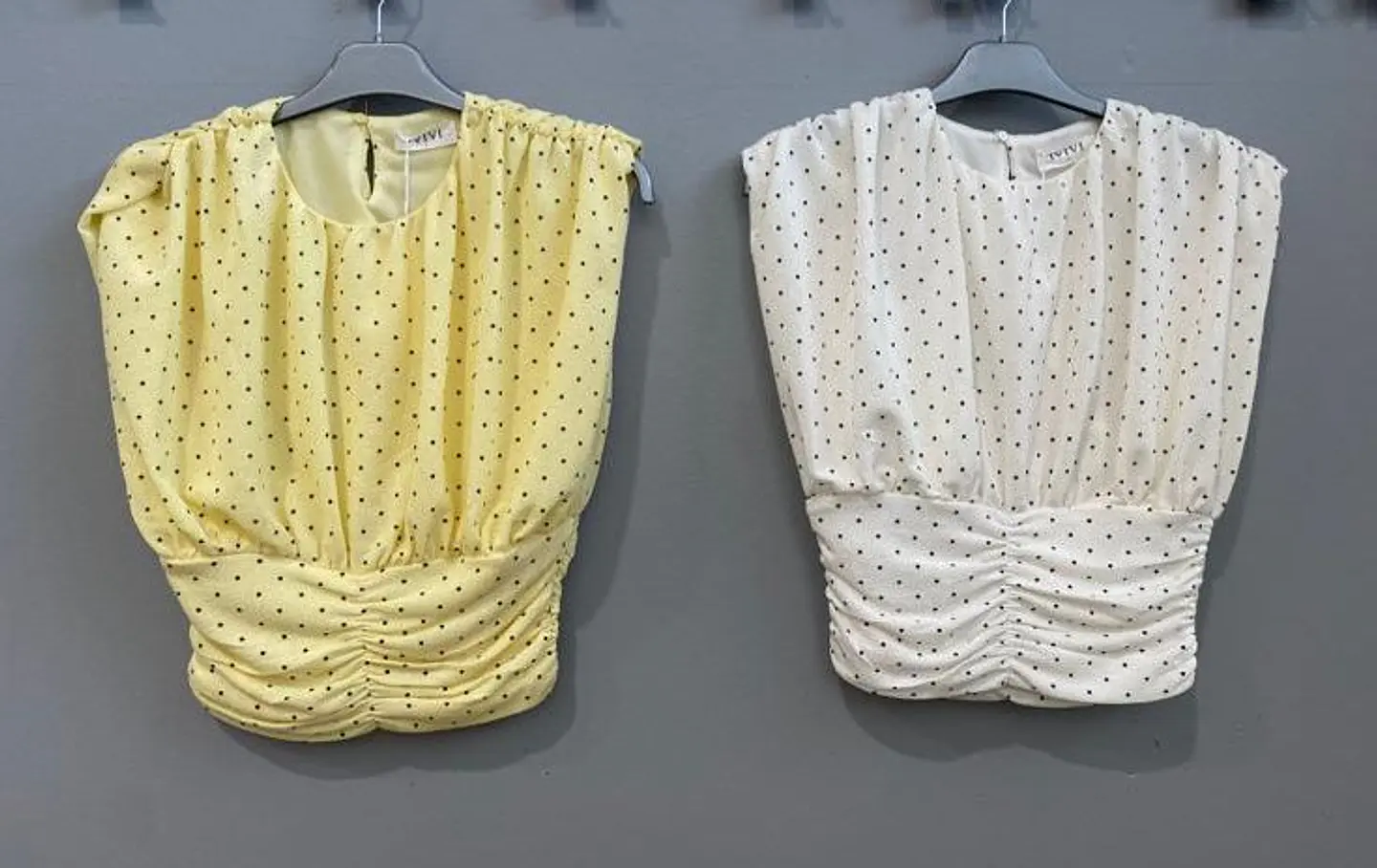 Camisola com bolinhas justa na barriga 5