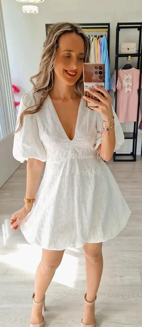 Vestido em bordado inglês com manga balão