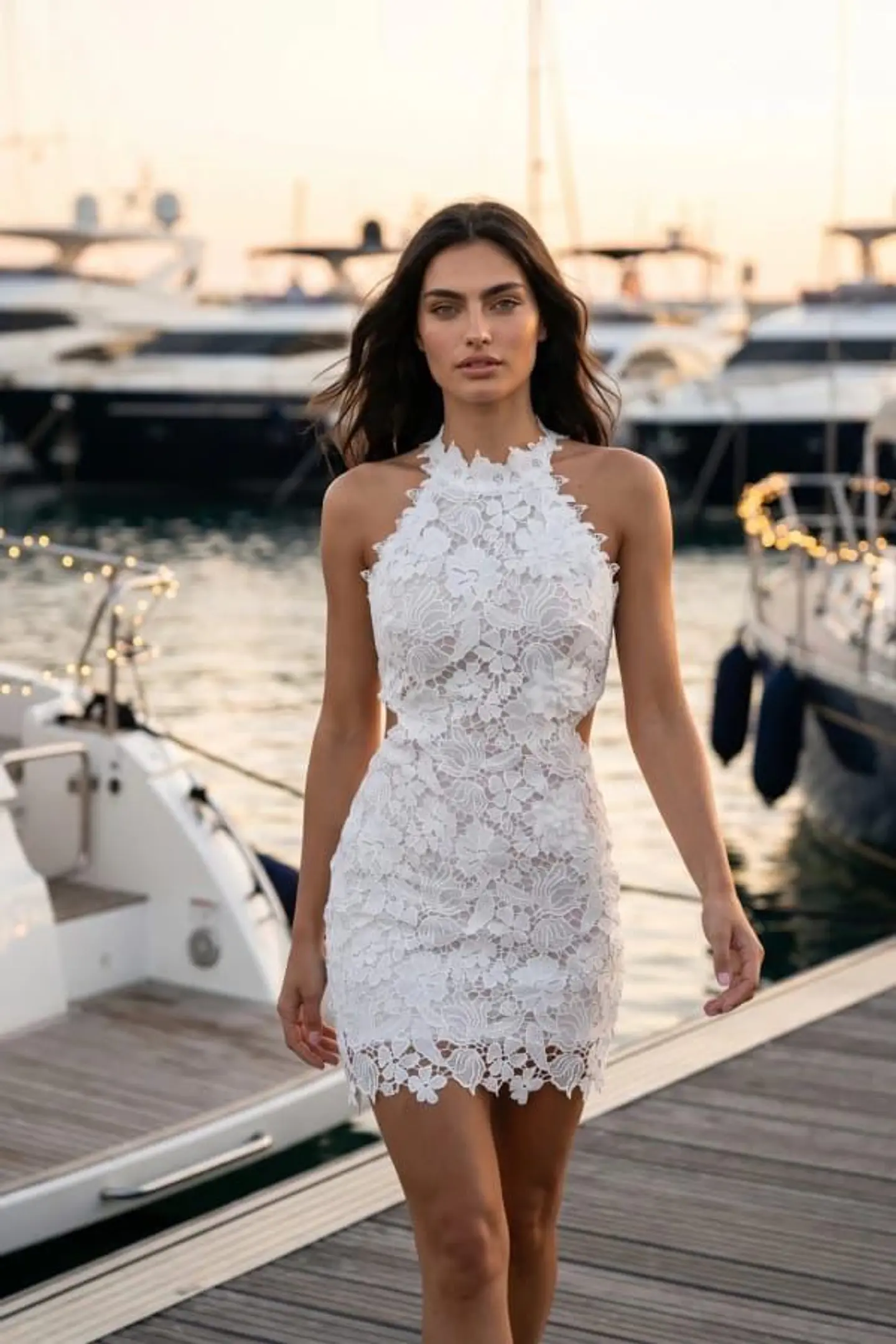 Vestido em renda com aberturas laterais 1