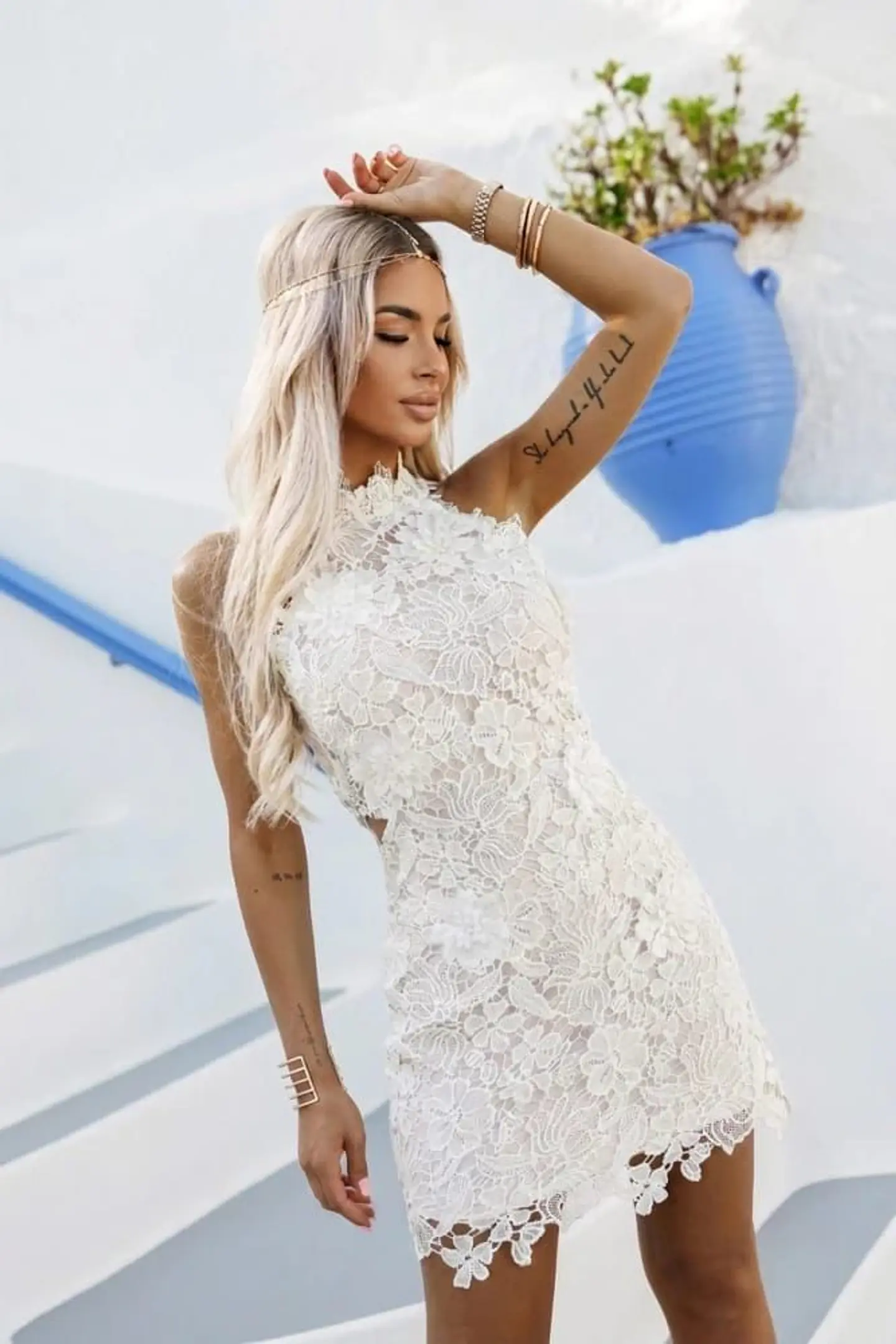 Vestido em renda com aberturas laterais 7