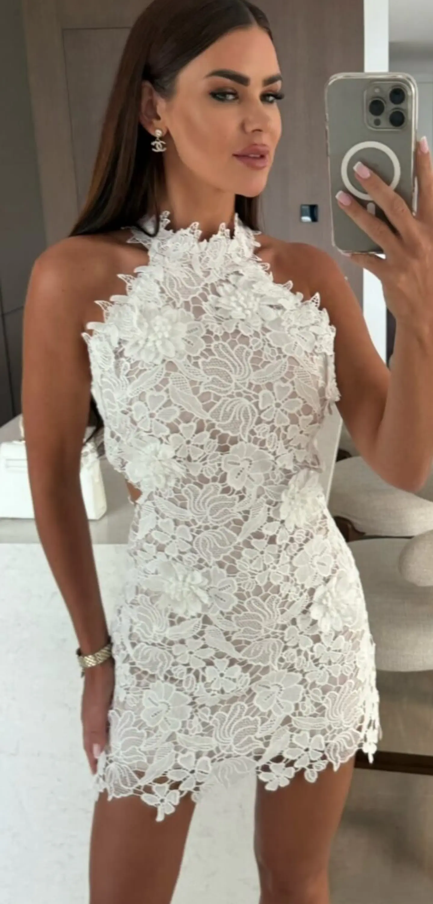 Vestido em renda com aberturas laterais 10