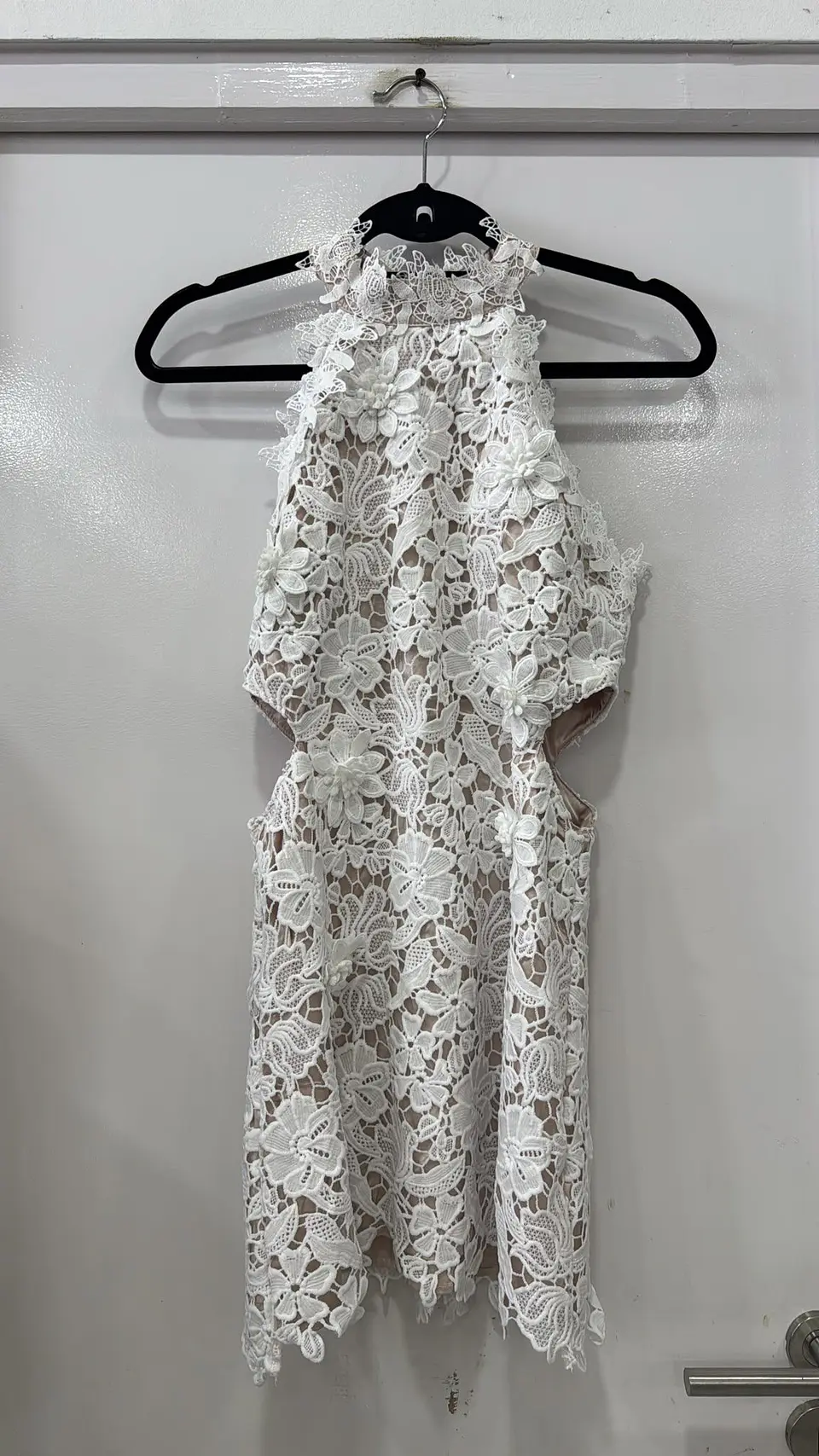 Vestido em renda com aberturas laterais 11