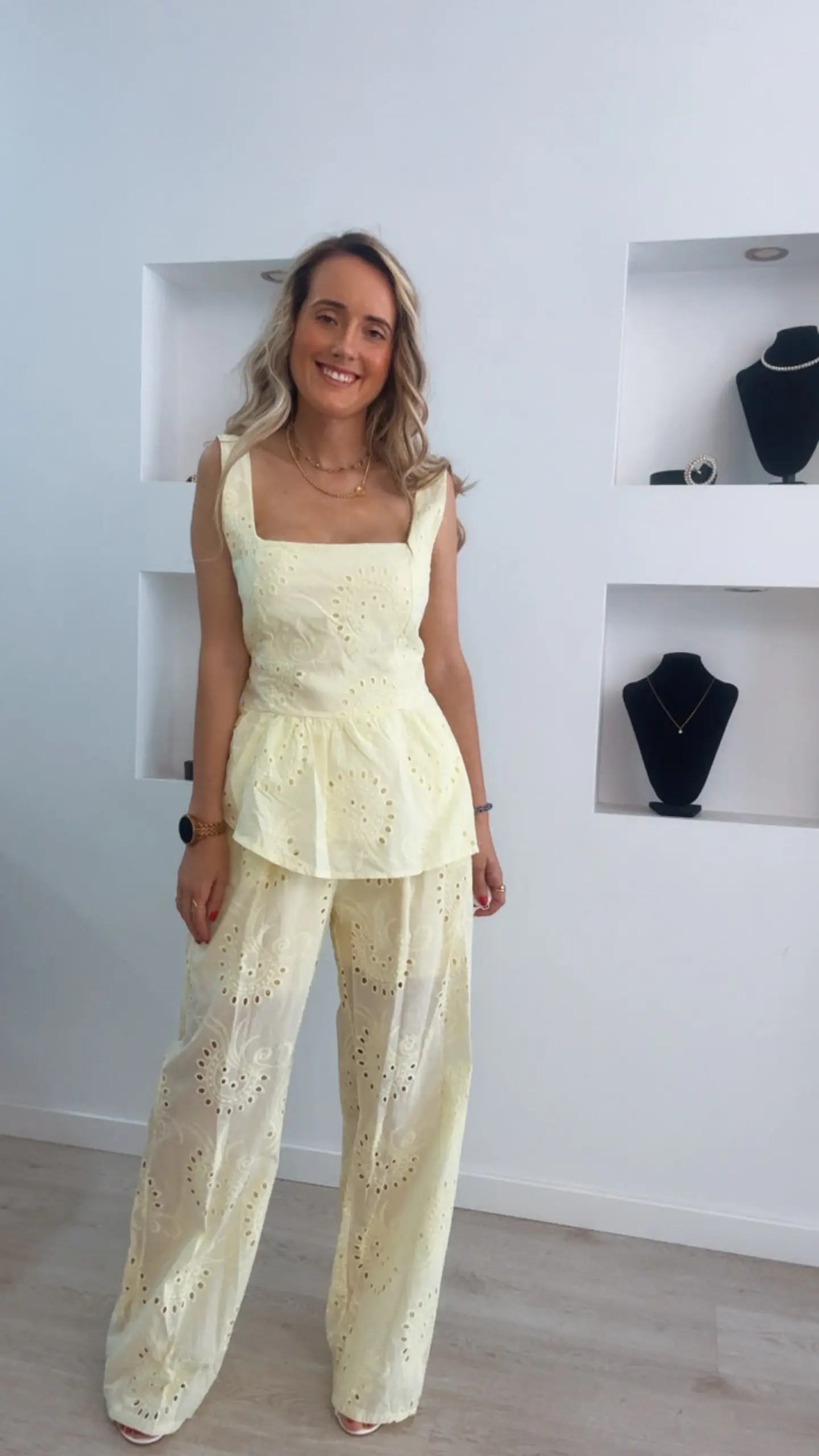 Conjunto de blusa e calça em bordado inglês - TU 15
