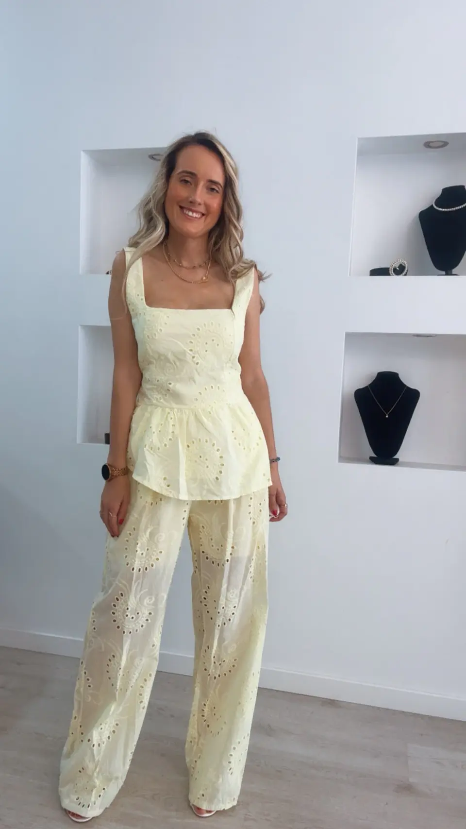 Conjunto de blusa e calça em bordado inglês - TU 15