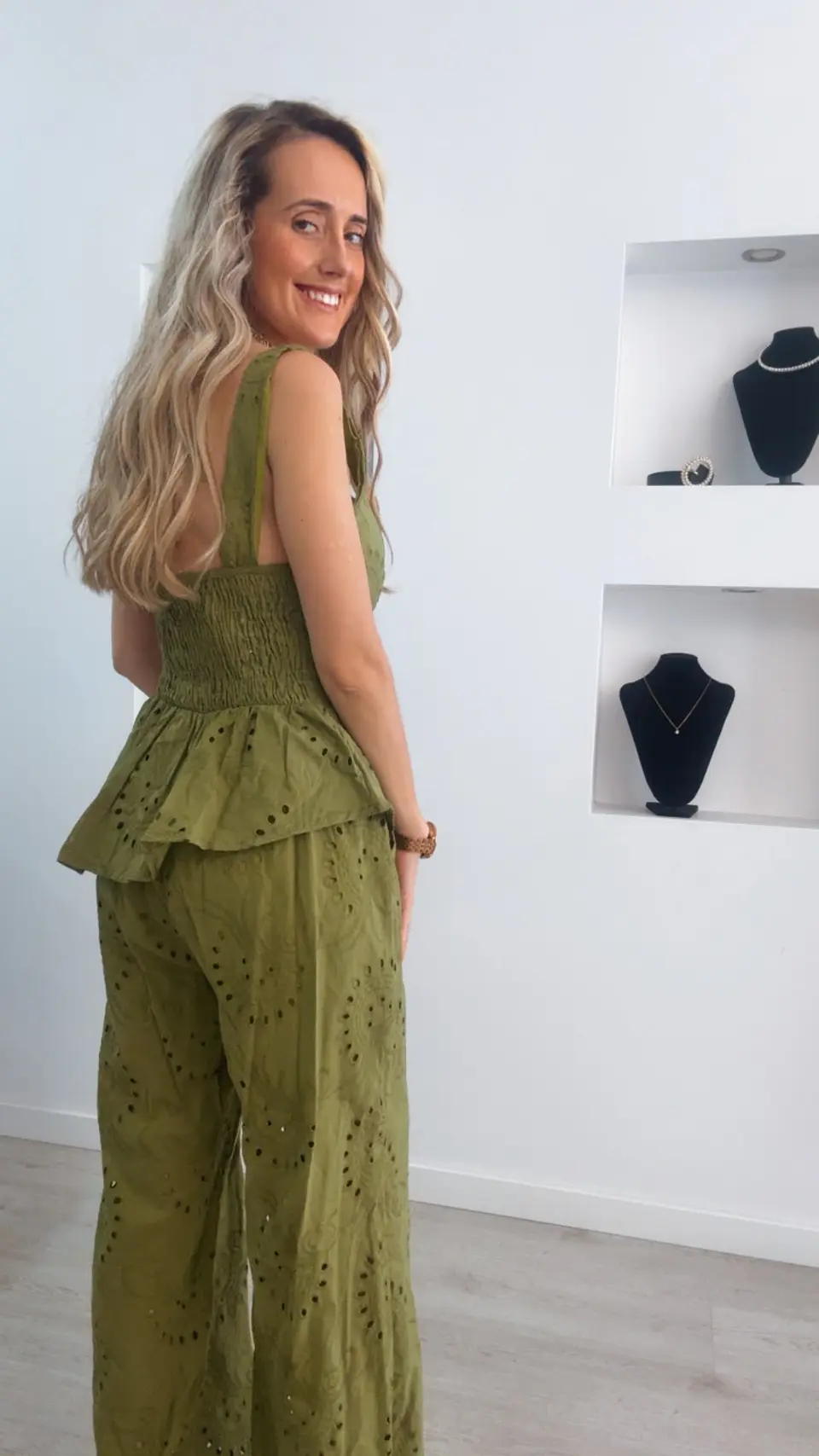 Conjunto de blusa e calça em bordado inglês - TU 6