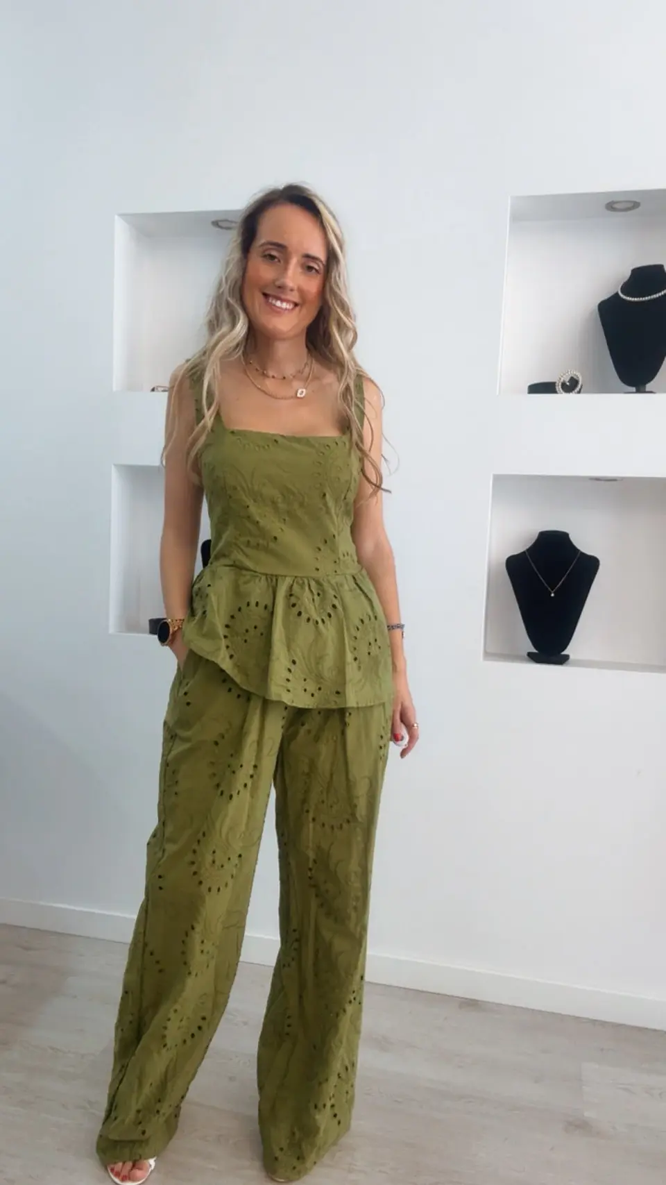 Conjunto de blusa e calça em bordado inglês - TU 5