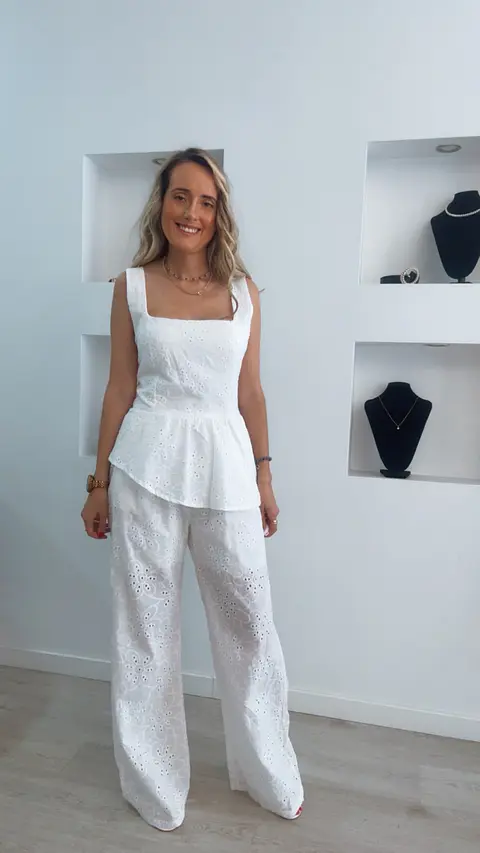 Conjunto de blusa e calça em bordado inglês - TU
