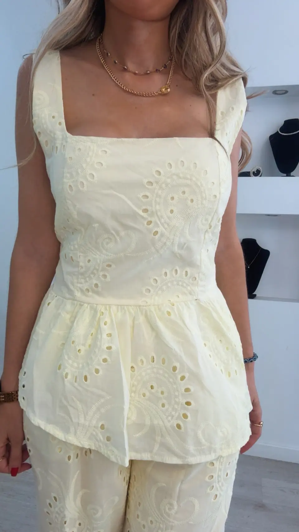 Conjunto de blusa e calça em bordado inglês - TU 16