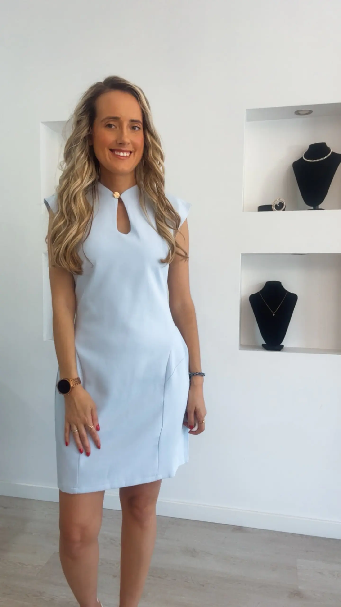 Vestido com detalhe de abertura no peito e botão dourado 1