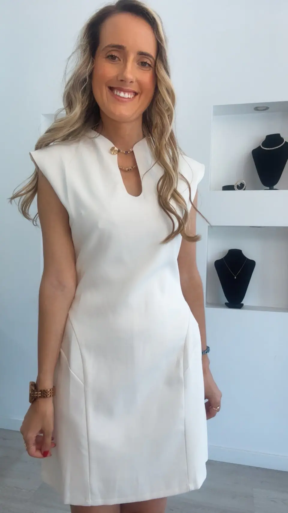 Vestido com detalhe de abertura no peito e botão dourado 9