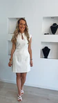 Vestido com detalhe de abertura no peito e botão dourado - thumbnail 12