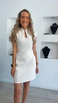 Vestido com detalhe de abertura no peito e botão dourado - thumbnail 13