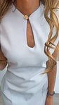 Vestido com detalhe de abertura no peito e botão dourado - thumbnail 5