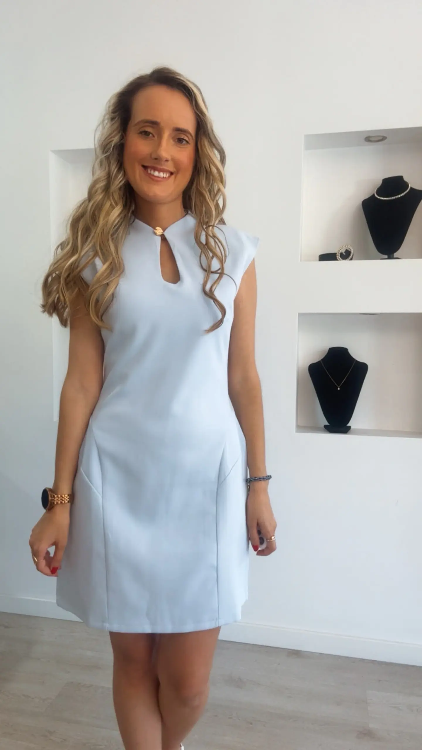 Vestido com detalhe de abertura no peito e botão dourado 4