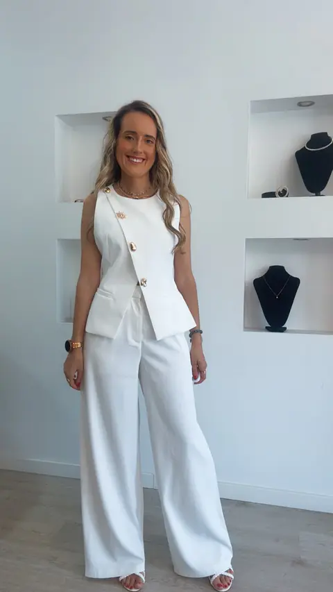 Fato de colete e calça com detalhe de botões dourados