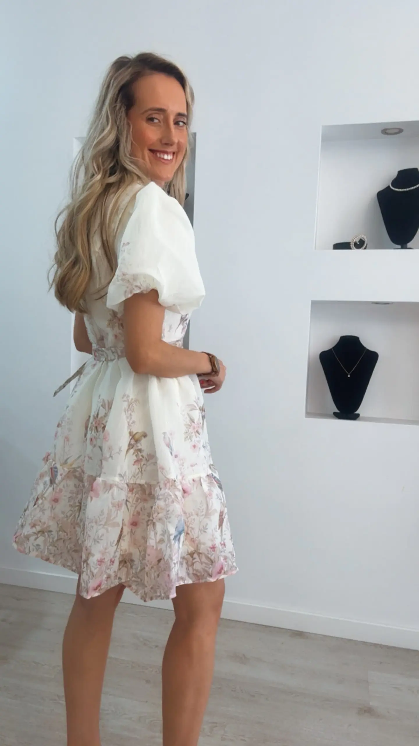 Vestido curto com manga balão e estampado de flores 2