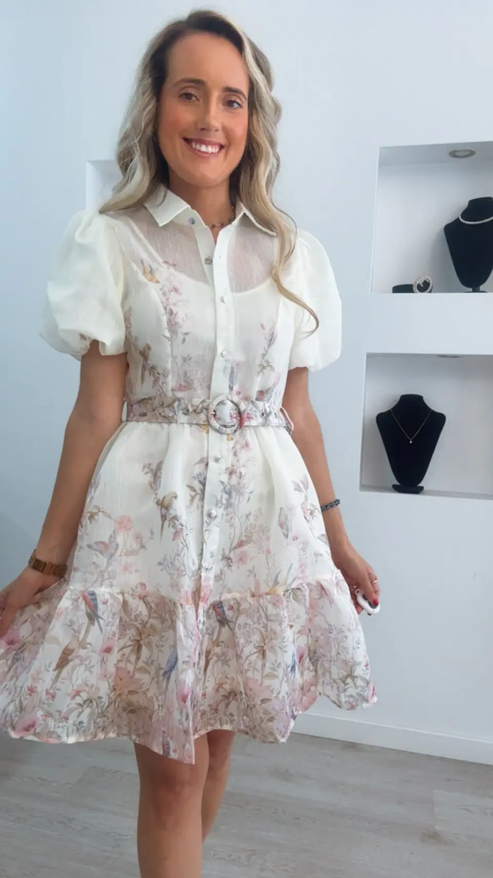Vestido curto com manga balão e estampado de flores 3