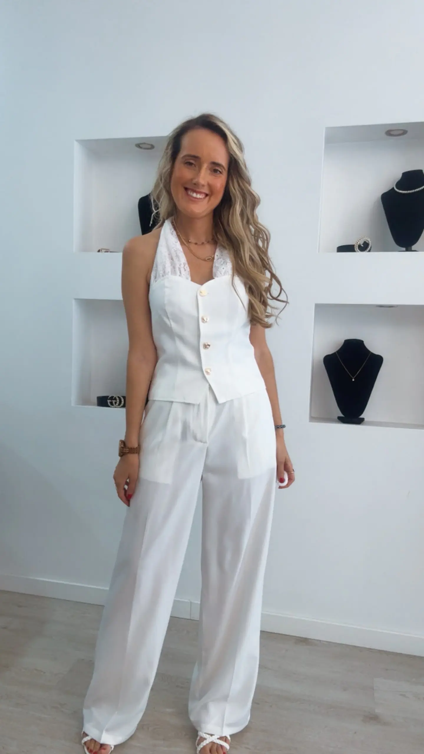 Conjunto de calça e colete com detalhe de renda 1