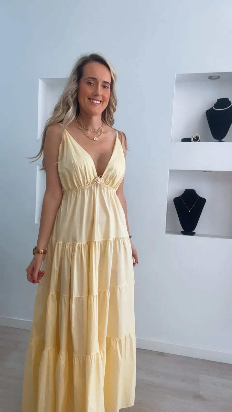 Vestido comprido com detalhe em forma de sol no peito - TU 4