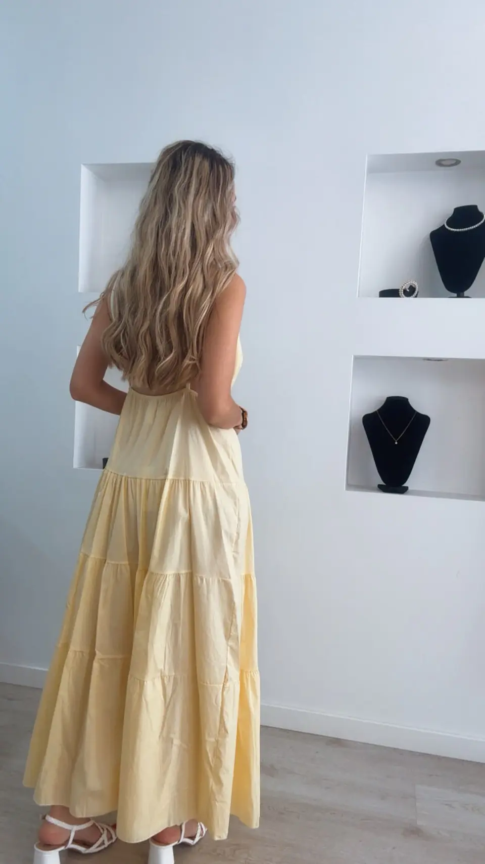 Vestido comprido com detalhe em forma de sol no peito - TU 3