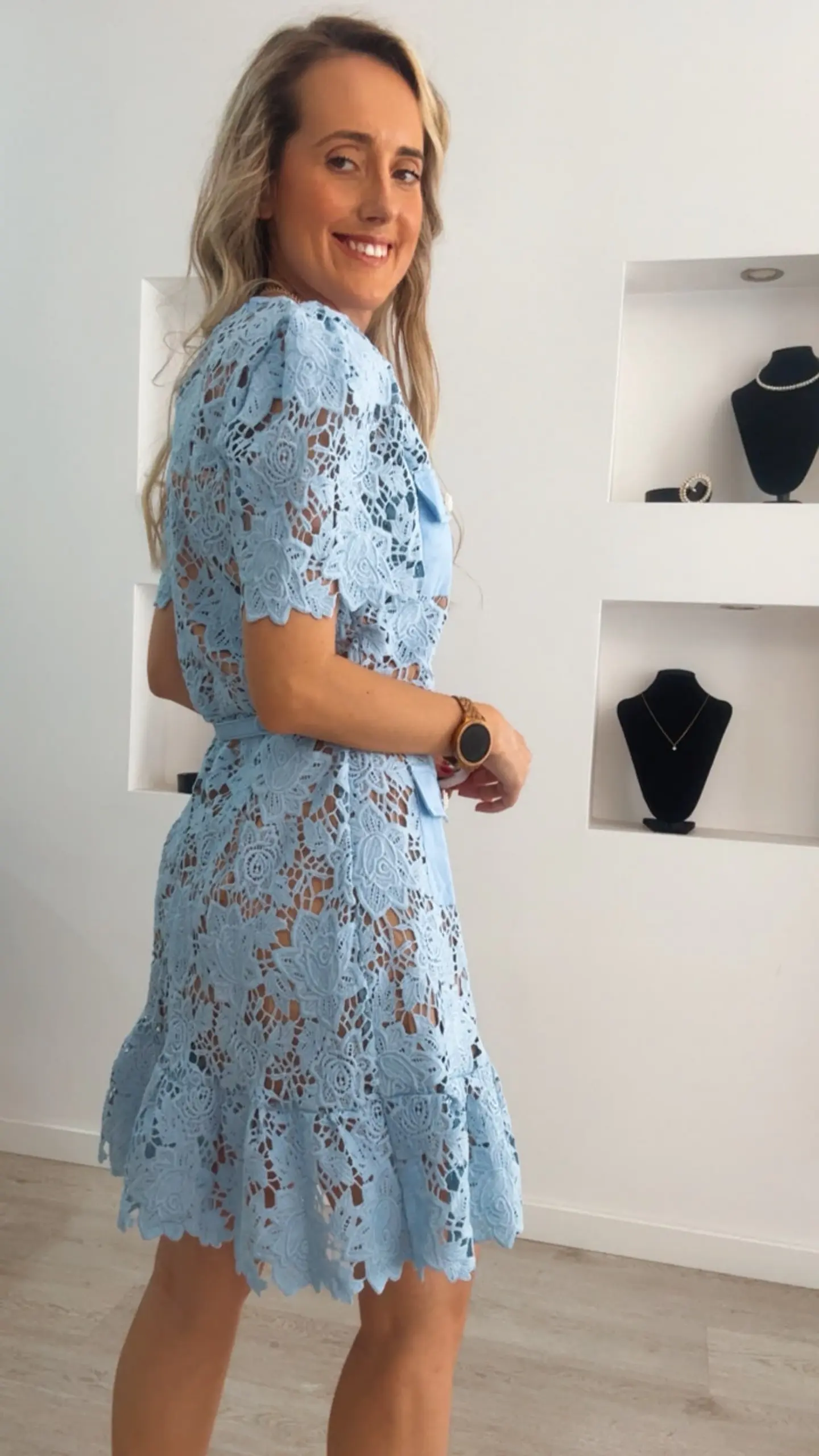 Vestido em renda forrado com folho e cinto 6