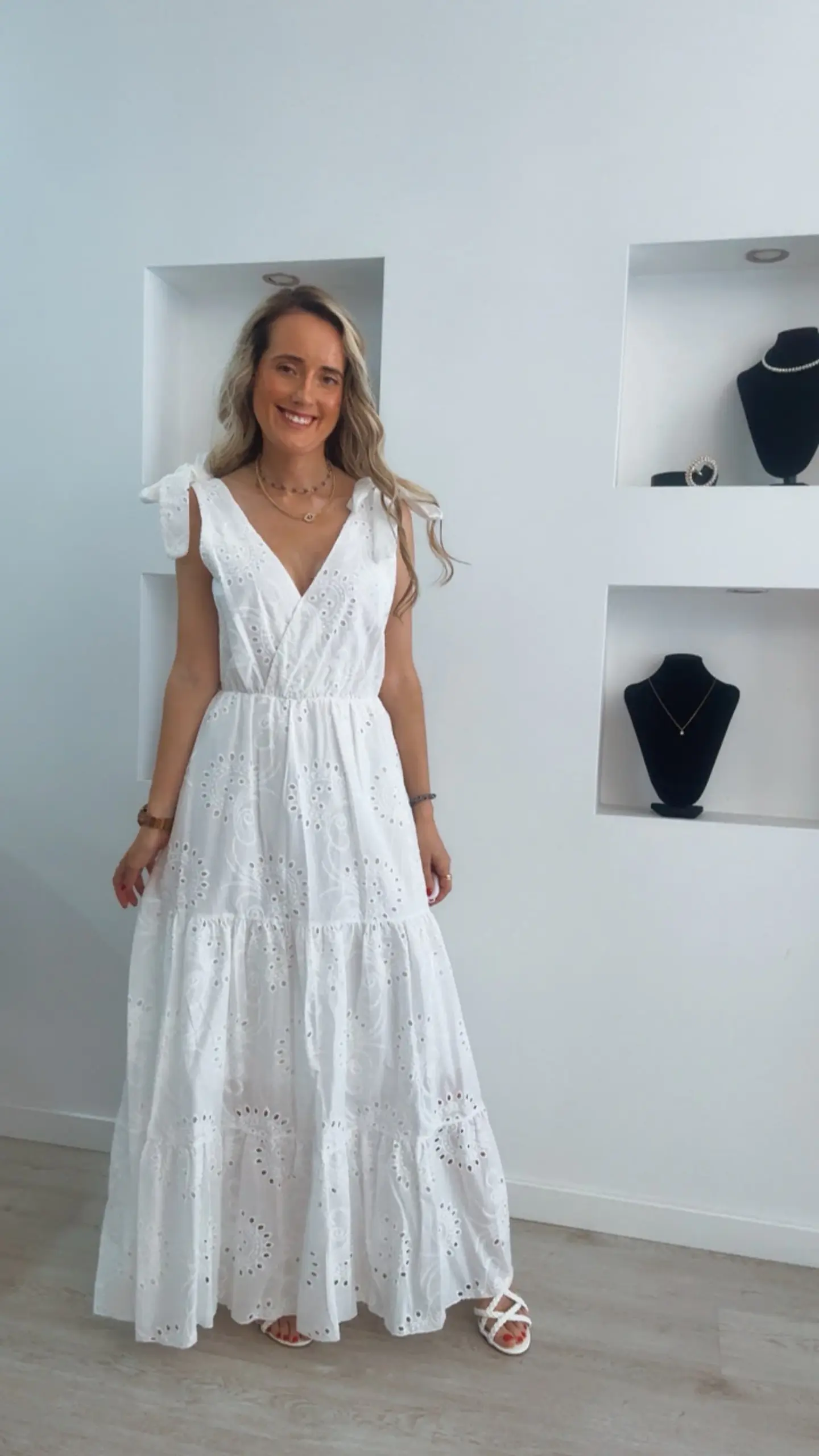 Vestido comprido em bordado inglês com laços nos ombros - TU 1