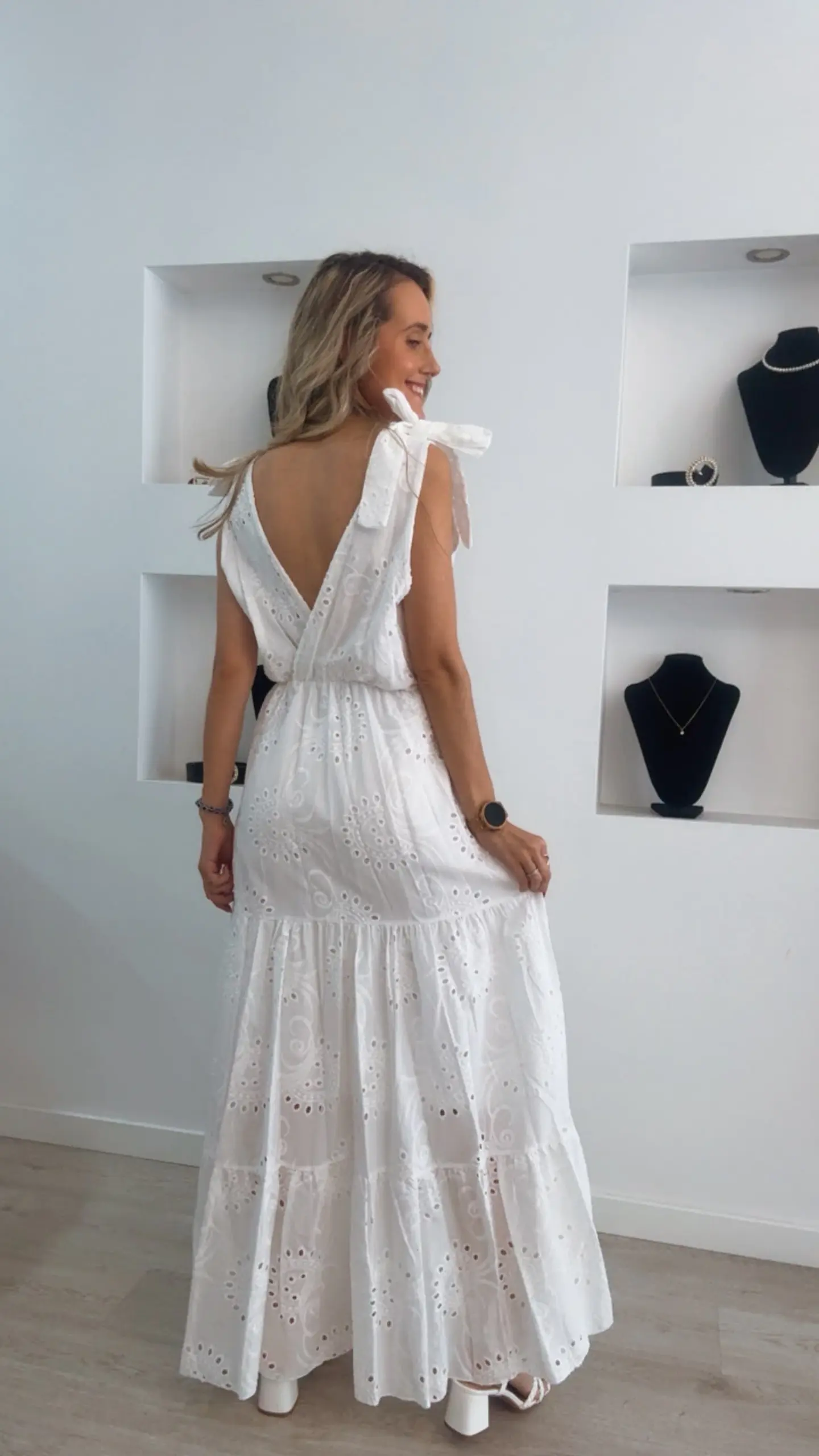 Vestido comprido em bordado inglês com laços nos ombros - TU 2