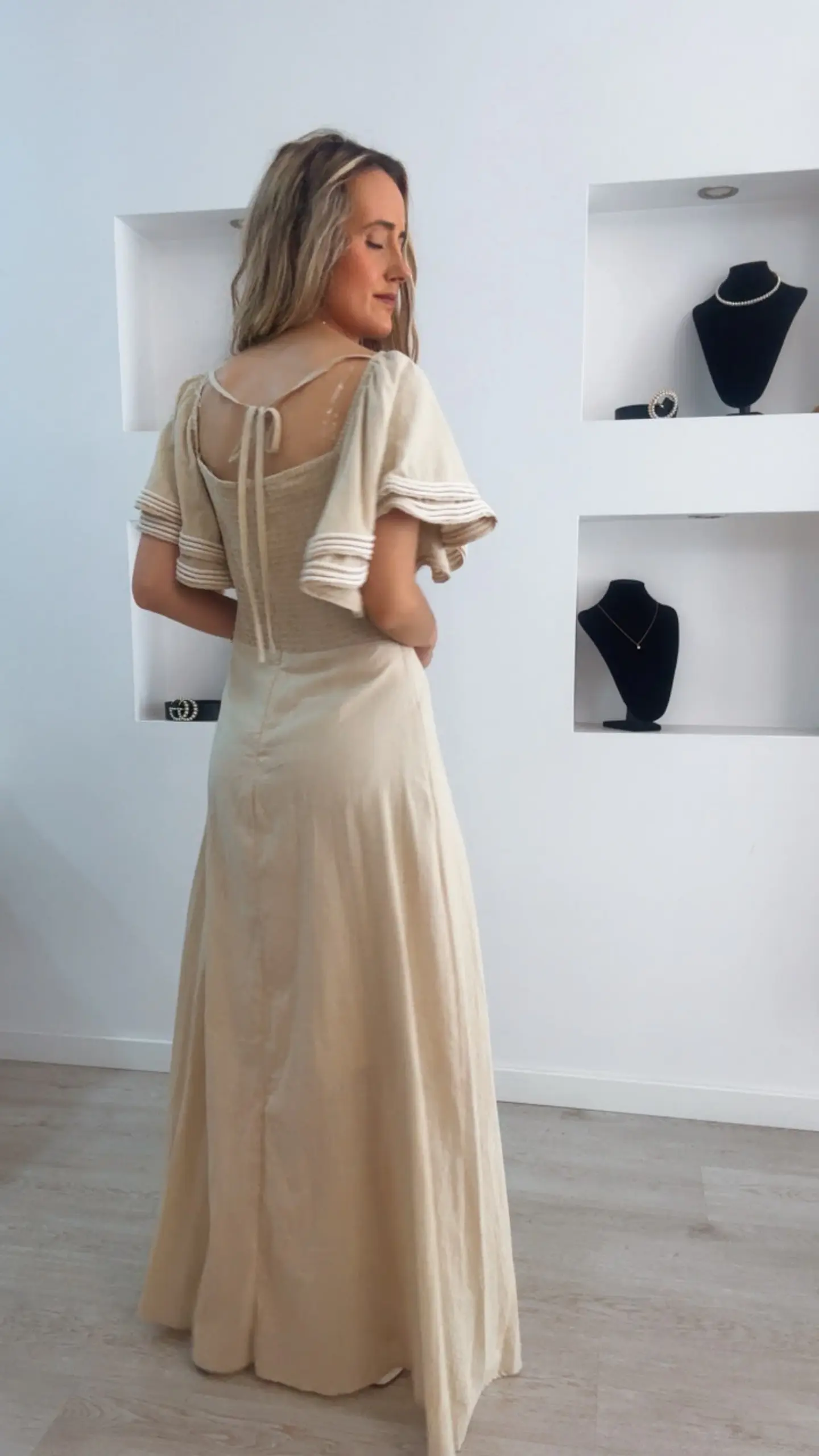 Vestido em linho com detalhes em corda e manga com folhos - TU 2