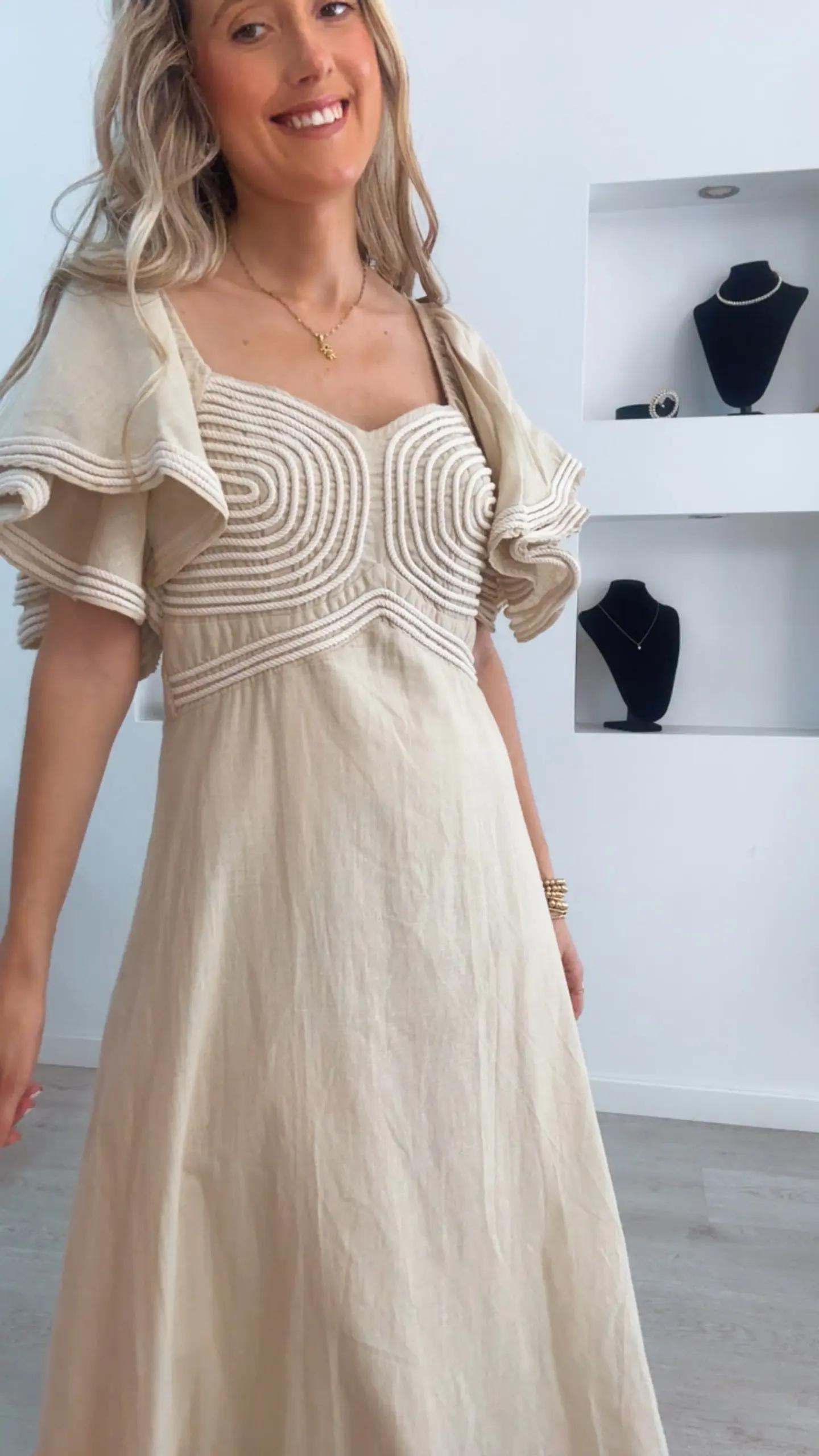 Vestido em linho com detalhes em corda e manga com folhos - TU 3